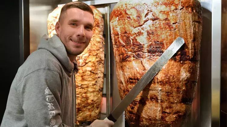 Məşhur futbolçu Lukas Podolski dönərin kralı olub