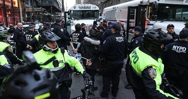 Baydenə etiraz edən Fələstin tərəfdarları saxlanılıb