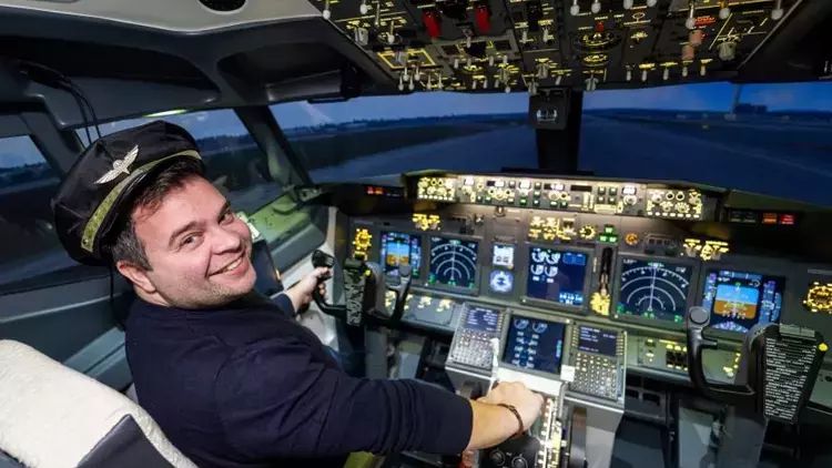 Alberto Paduanelli ev qarajını realist Boeing 737 simulyatoruna çevirib