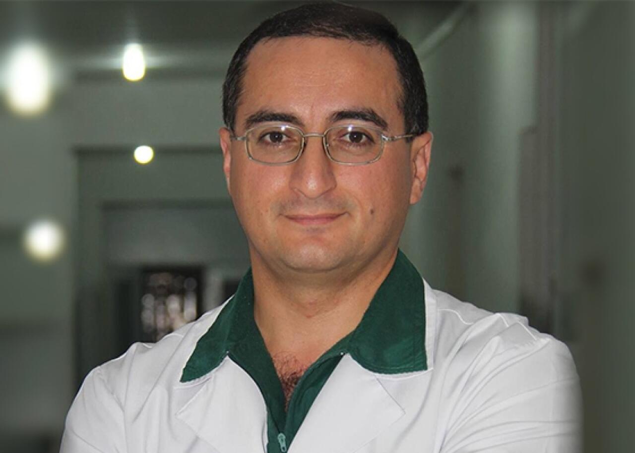 Həyat yoldaşını döyməkdə ittiham olunan həkim sertifikatsız fəaliyyət göstərirmiş