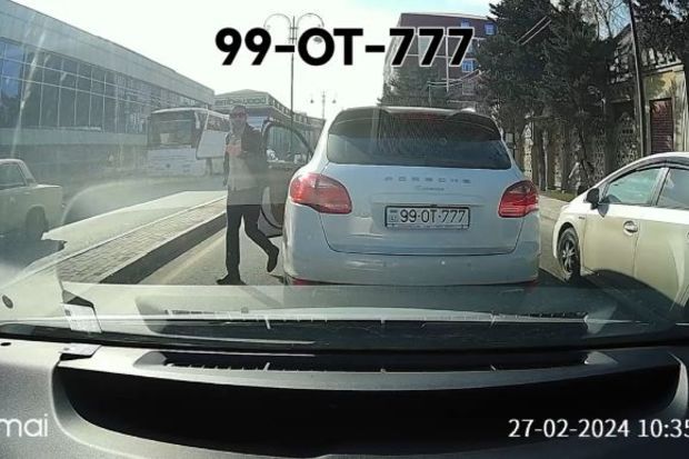 Qəza şəraiti yaradan “Porsche” sürücüsü qoçuluq edib yolu kəsdi - VİDEO