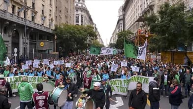 Argentinada işçilər ümumi tətilə başlayıblar