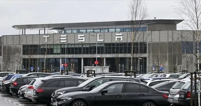 Almaniyada Tesla fabrikində böhran: İstehsal dayandı