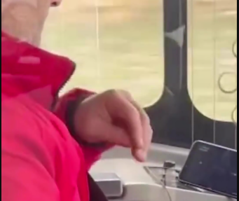 Avtobus sürücüsü sükan arxasında tum çırtlayıb video izlədi - VİDEO