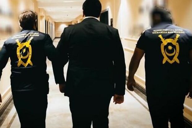 Rüşvətalmada ittiham olunan icra hakimiyyətinin vəzifəli şəxsi hakim qarşısına çıxarılır