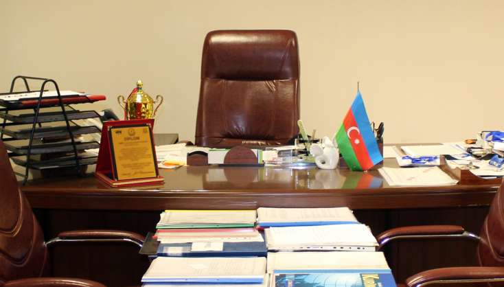 İş otağında intim münasibətdə olan məmur barədə QƏRAR VERİLDİ