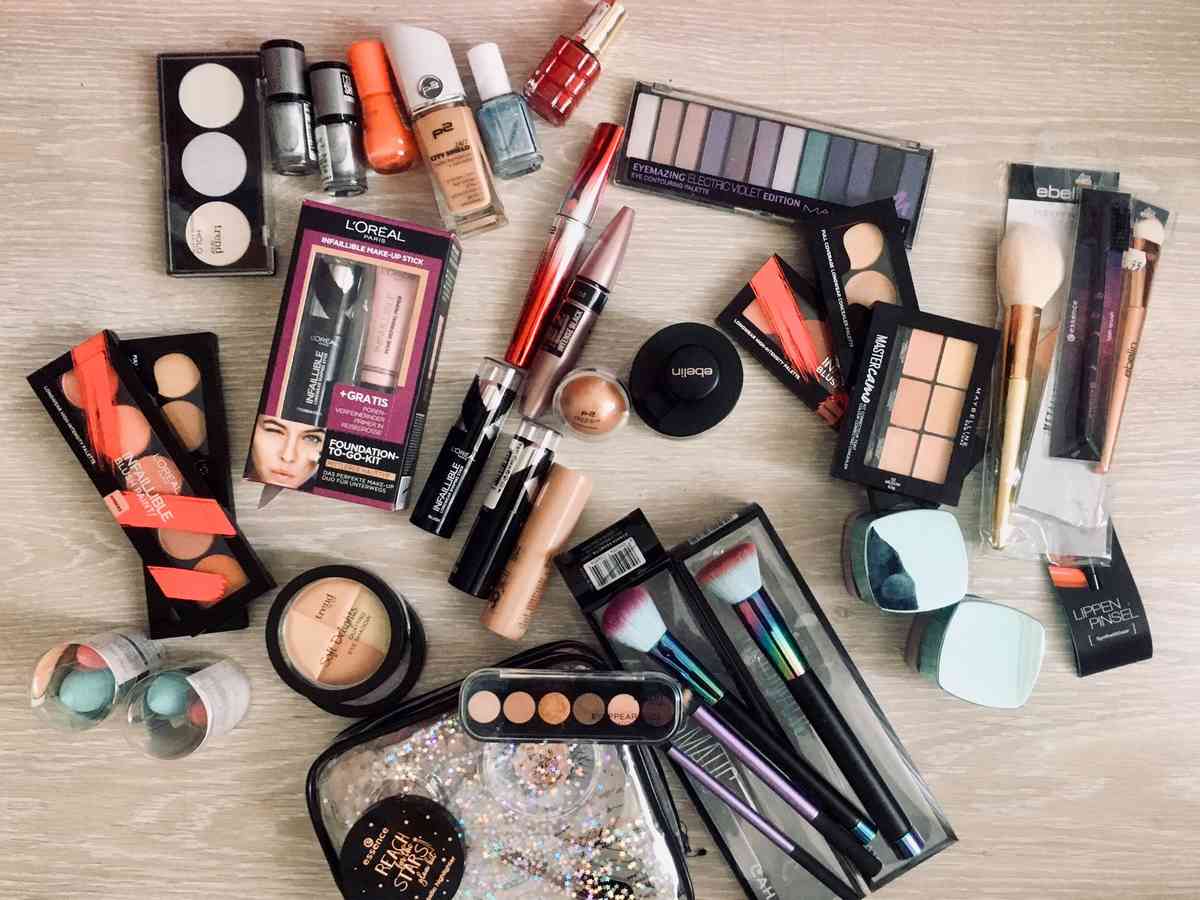 Makiyaj vasitələri alarkən diqqətli olun: Tərkibində bu maddələr varsa...