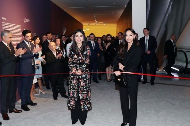 Mehriban Əliyeva “İlmələrdə yaşayan irs: Özbəkistan tikmələrinə səyahət” adlı sərgidə iştirak edib - FOTO