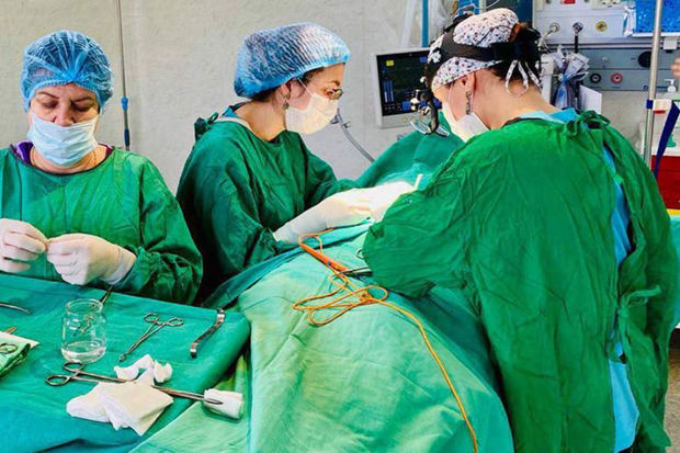 Rusiyada həkimlər uşağın bədənindən qəlsəmə çıxarıblar - FOTO