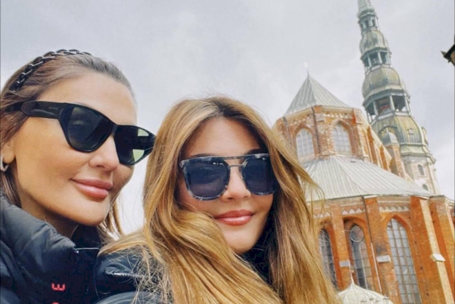Van Dammın gəlini anası ilə belə dincəlir – FOTO