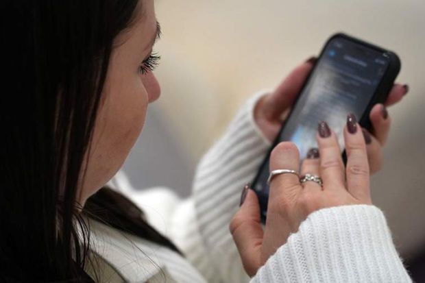 Kişi ondan xəbərsiz telefon işlədən arvadını döydü