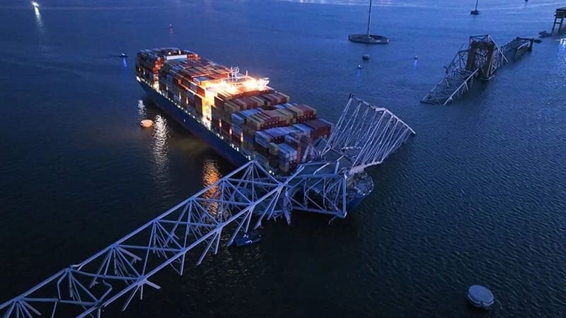 ABŞ-da su altında qalmış yük maşınının içərisində iki cəsəd tapıldı