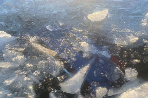 Baykal gölündə bədbəxt hadisə: Buzun üzərində hərəkət edən avtomobil suda batdı - FOTO