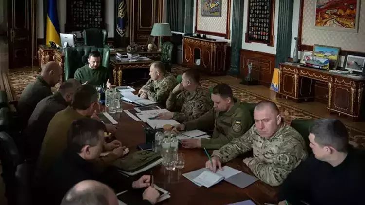 Zelenski hərbi rəsmilərlə İHA istehsalı planlarını müzakirə edib