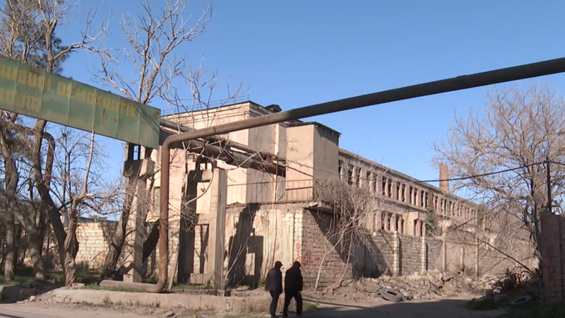 Bakıda yüzlərlə insanın işlədiyi müəssisələr xarabalığa çevrilib (VİDEO)