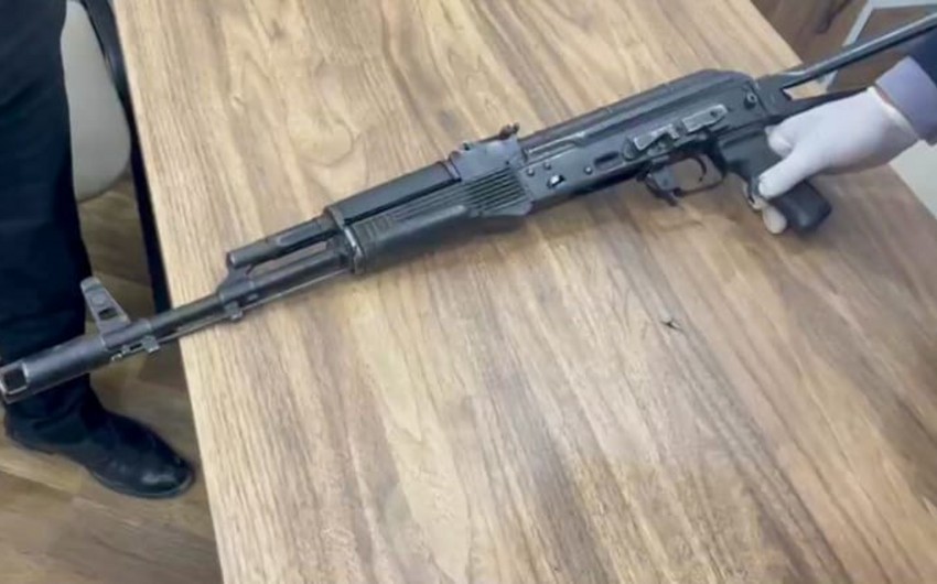 Biləsuvarda çantasında 