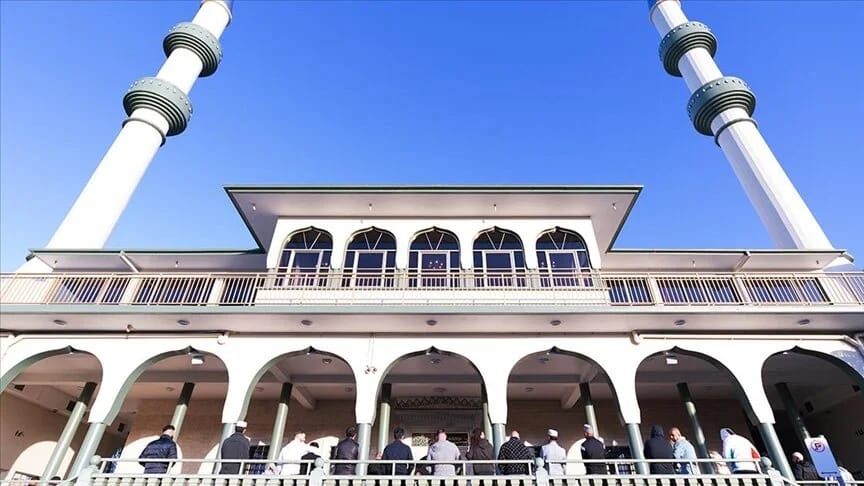 Avstraliyada kilsəyə hücumdan sonra məscidlər təhdid edilib