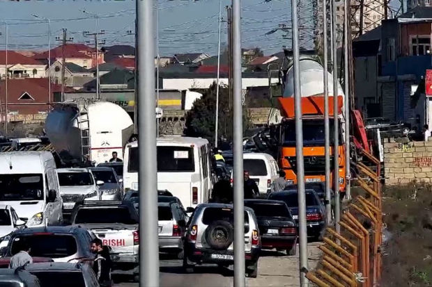 Bakıda yük maşını aşıb, sıxlıq müşahidə olunur - FOTO