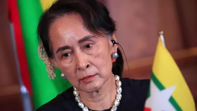 Devrilmiş lider Suu Kyi ev dustaqlığına buraxılıb