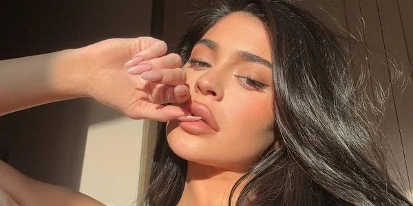 Kayli Cenner brendi üçün yarıçılpaq poza verib - FOTOLAR