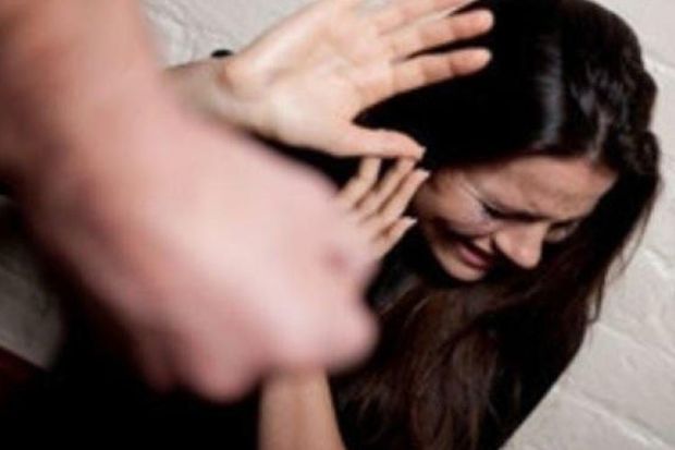 Kişi azyaşlı övladını danlayan bacısını döydü - MƏHKƏMƏ