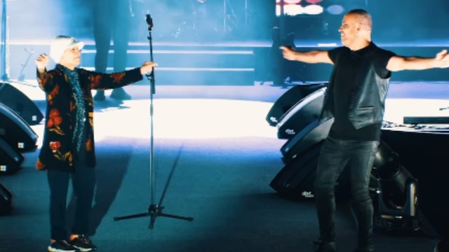 Müğənni xərçəng olan bacısı üçün saçlarını qazıtdı