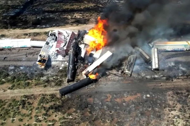 ABŞ-də relsdən çıxan yük qatarı alovlara büründü - FOTO/VİDEO