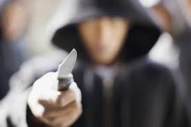 Azərbaycanda makler və övladları bıçaqlandılar