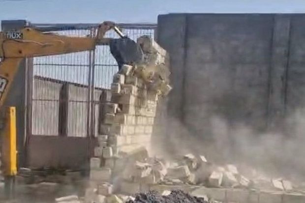 Gəncədə qanunsuz tikili sökülüb - FOTO/VİDEO