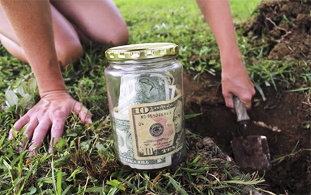 Azərbaycanda uşaq evdən 45 min oğurlayıb bağda gizlətdi