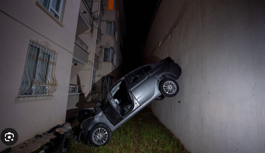 İnanılmaz hadisə: Avtomobil evin 3-cü mərtəbəsinə çırpıldı - VİDEO
