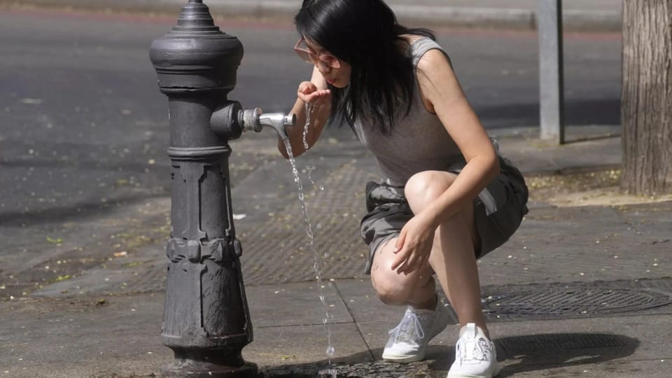 Asiyada isti hava səbəbindən bir çox məktəb bağlanıb