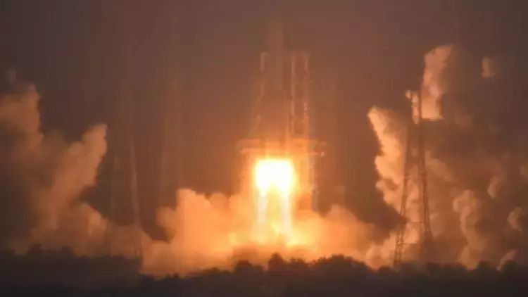 Çin Ayın qaranlıq tərəfinə səyahət edib