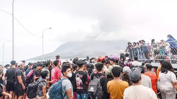 İndoneziyada 12 min adam üçün təxliyə qərarı