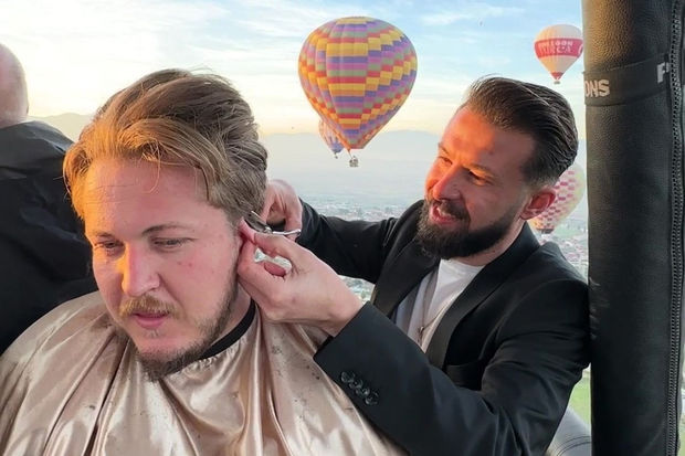 Türkiyəli bərbər müştərilərinə hava balonunda xidmət göstərdi - VİDEO