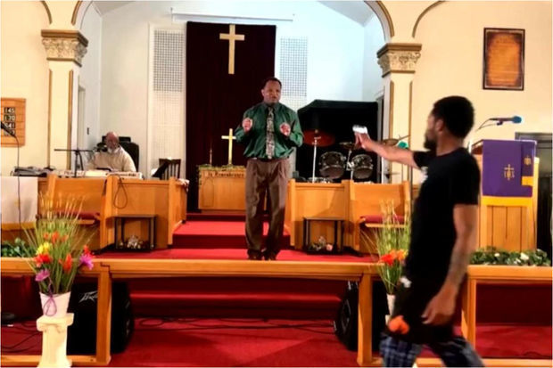 ABŞ-də gənc oğlan ibadət zamanı keşişi güllələməyə cəhd etdi - VİDEO