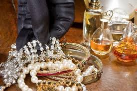 Abşeronda iki evdən 3400 manatlıq qızıl oğurlayan qadın saxlanılıb