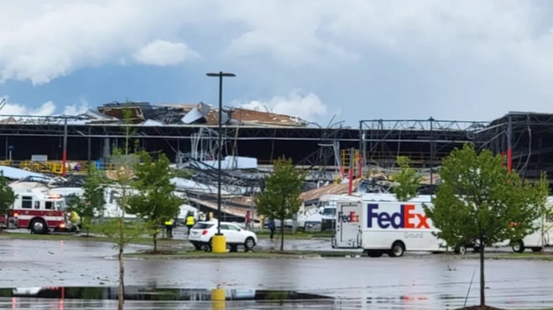 Qasırğa nəticəsində çökən anbarda onlarla insan köməksiz qaldı