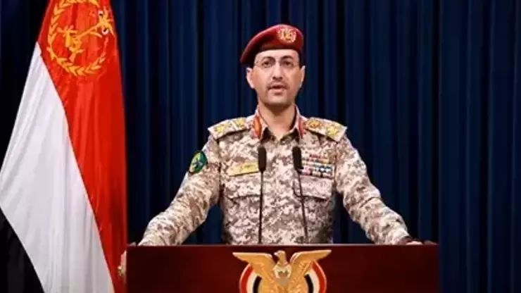 Husilər ticarət gəmilərinə hücum ediblər