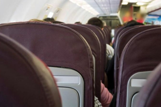 Tbilisiyə uçan təyyarədə qadın hamının gözü önündə can verdi - ANBAAN VİDEO