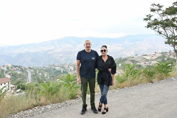 İlham Əliyev və Mehriban Əliyeva Şuşada Çöl Qala məscidində aparılan bərpa işləri ilə tanış olublar