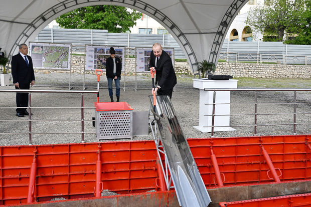 İlham Əliyev və Mehriban Əliyeva Şuşada üçüncü yaşayış kompleksinin təməlqoyma mərasimində - FOTO