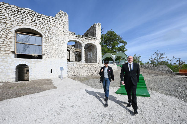 İlham Əliyev və Mehriban Əliyeva Çöl Qala məscidində aparılan bərpa işləri ilə tanış olublar - YENİLƏNİB+ FOTO