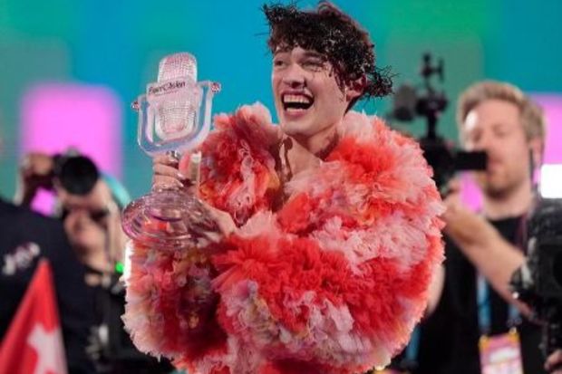 “Avroviziya-2024”ün qalibi mükafatını səhnədə sındırıb - VİDEO