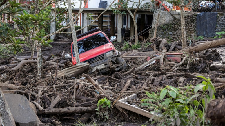 İndoneziyada vulkan püskürdü: Axan lava kəndləri uddu