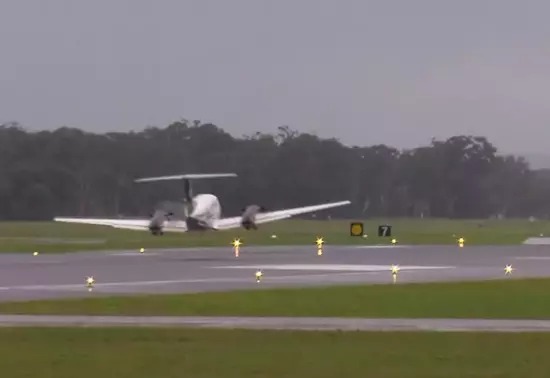 Təyyarə eniş qurğusu olmadan yerə enib