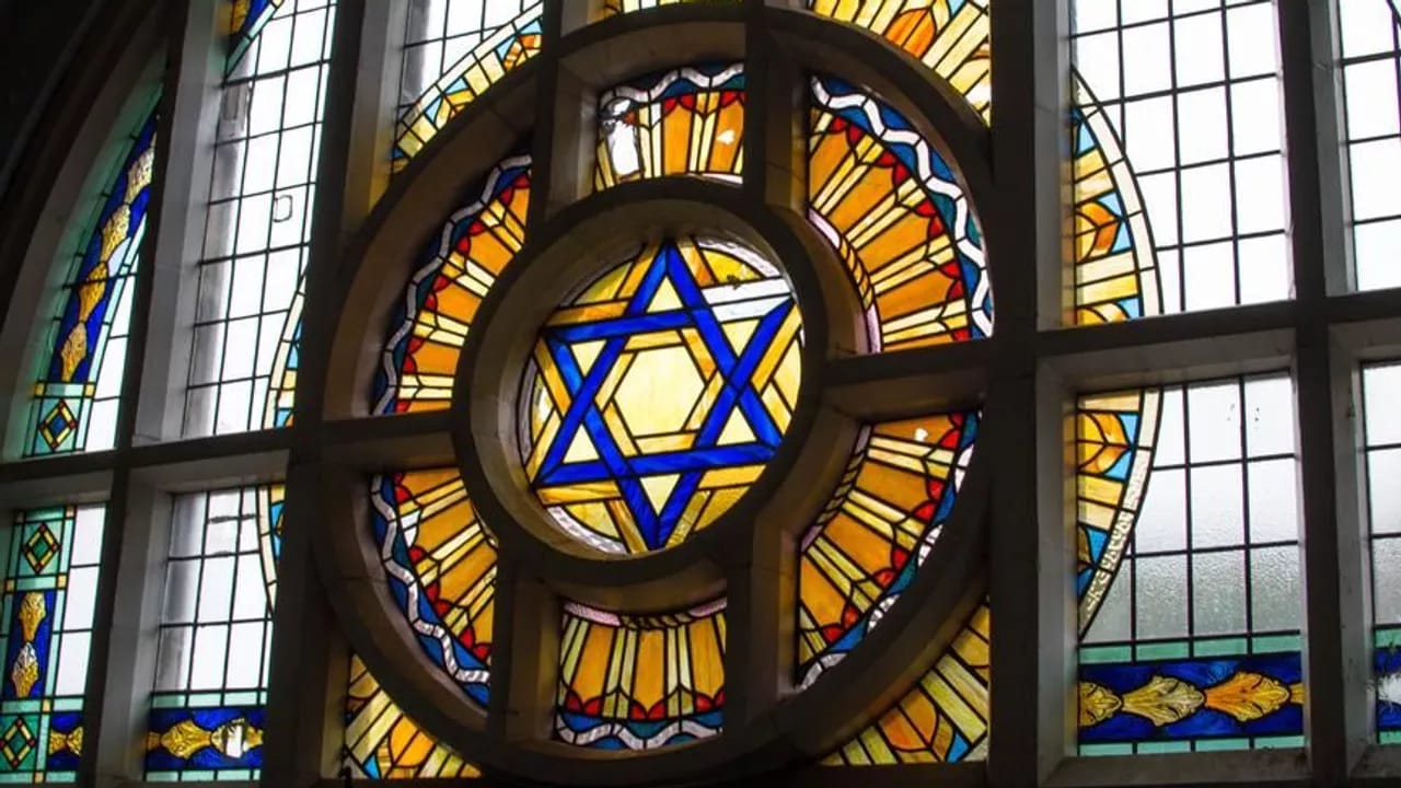 Fransada sinaqoqa silahlı hücum olub