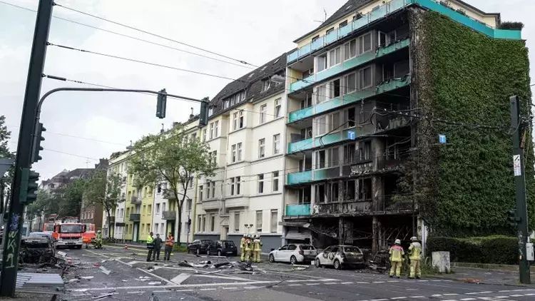 Almaniyada yaşayış binasında baş verən partlayışdan sonra yanğın baş verib