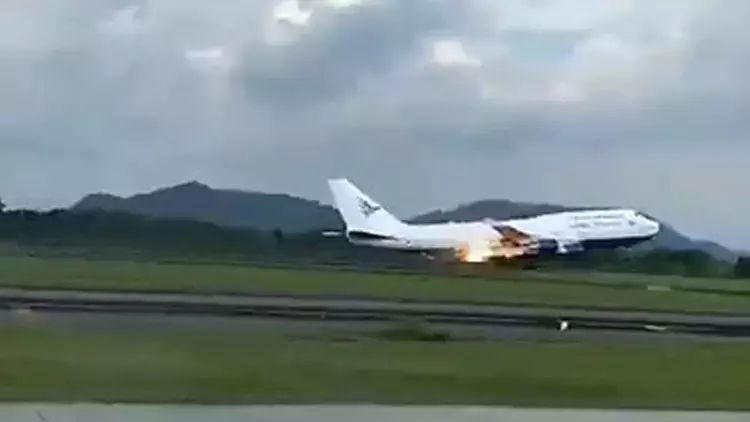 Mühərriki alovlanan təyyarə təcili eniş edib