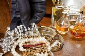 Tərtərdə 19 yaşlı qız öz evindən oğurluq edib